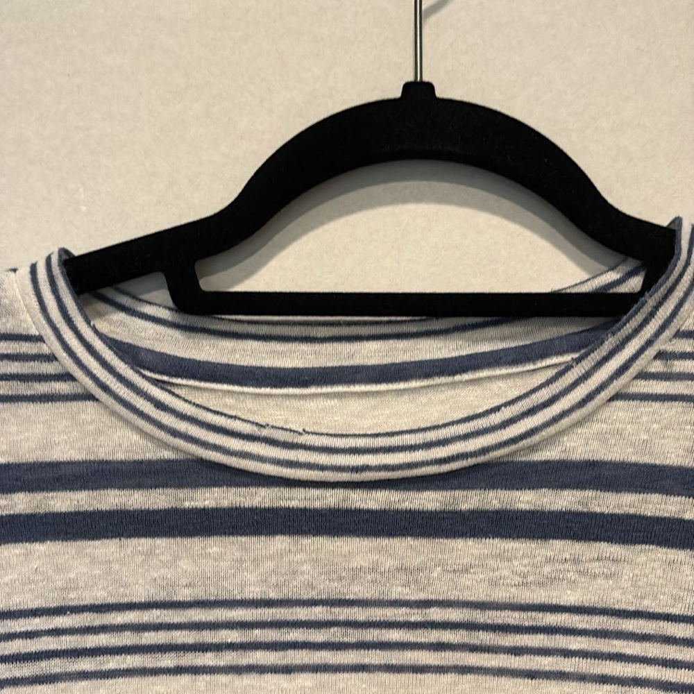 Aerie - short sleeve crew neck t-shirt - size XS. White with baby blue stripes - Picture 2 of 11